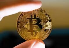 Bitcoin prăbușit: Piața cripto pierde peste 300 de miliarde de dolari